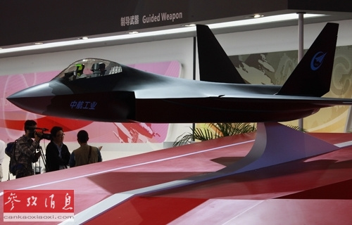 在珠海航展上亮相的4代战机模型引发广泛关注 在珠海航展上亮相的4代战机模型引发广泛关注