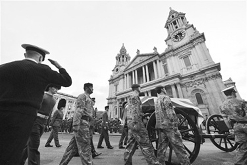 左图:15日,在英国首都伦敦,皇家骑兵炮兵队护送“灵柩”抵达圣保罗大教堂。新华社发 左图:15日,在英国首都伦敦,皇家骑兵炮兵队护送“灵柩”抵达圣保罗大教堂。新华社发