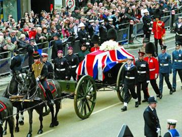 4月17日,在英国首都伦敦,皇家骑兵炮兵队护送撒切尔夫人的灵柩前往圣保罗大教堂。 新华社/路透 4月17日,在英国首都伦敦,皇家骑兵炮兵队护送撒切尔夫人的灵柩前往圣保罗大教堂。 新华社/路透