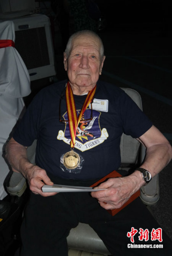 当地时间9月19日,美国陈纳德航空军事博物馆以“飞虎将军”陈纳德回忆录《战士之路》命名的展馆开幕,记述了陈纳德在第二次世界大战期间与中国人民并肩战斗和生活的精彩经历。纪念仪式上,中国驻休斯敦总领馆和山东玉皇化工有限公司向5位“飞虎队”老兵颁发刻有“中美人民友谊万岁”字样的纯金纪念牌,感谢他们在世界反法西斯战争中的贡献。图为93岁高龄的“飞虎队”老兵谢尔曼,当年他是B-25轰炸机的投弹手和导航员,在中国完成了52个飞行任务。 王欢 摄 当地时间9月19日,美国陈纳德航空军事博物馆以“飞虎将军”陈纳德回忆录《战士之路》命名的展馆开幕,记述了陈纳德在第二次世界大战期间与中国人民并肩战斗和生活的精彩经历。纪念仪式上,中国驻休斯敦总领馆和山东玉皇化工有限公司向5位“飞虎队”老兵颁发刻有“中美人民友谊万岁”字样的纯金纪念牌,感谢他们在世界反法西斯战争中的贡献。图为93岁高龄的“飞虎队”老兵谢尔曼,当年他是B-25轰炸机的投弹手和导航员,在中国完成了52个飞行任务。 王欢 摄