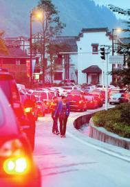 成南高速车流减半仍拥堵严重