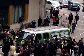 邵逸夫遗体移送火葬场灵车布置简单车头绑花球