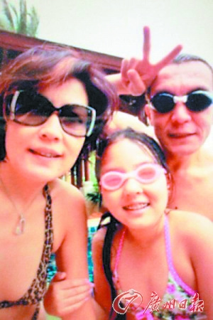 哈文微博晒全家泳装照笑称李咏“特二”(图)